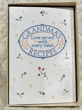 Hallmark 070000011719 Vintage 1986 Grandmas Recipes Organizer Binder Floral 3-ring Unused
