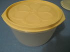 J-3216 Rubbermaid Cup Round Food Storage Container Almond Daisy Lid