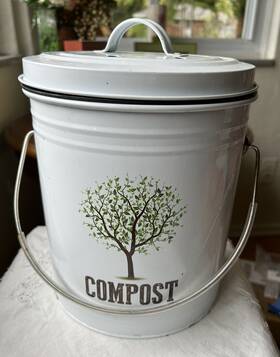 Ladelle 314689891899 White Enamel Eco Kitchen Scraps Compost Bucket With Filter