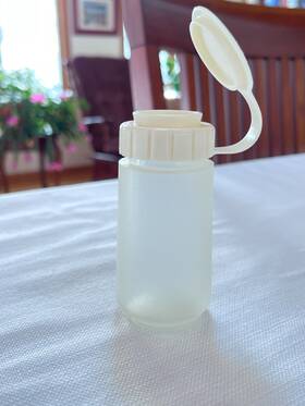 0479 Rubbermaid Servin Saver Salt Pepper Shaker Almond Lid 4 Oz. Excellent Conditions