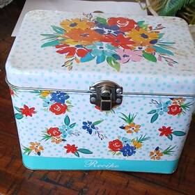 Pws028000662002 The Pioneer Woman Birthday Floral Tin Recipe Box Multicolor With Lid