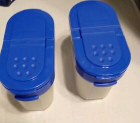 1843-31 Tupperware Set Of Two Vintage Stackable Spice Containers Country Blue Lids New