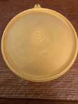 Tupperware 1425-1 Y-tab Domed Replacement Seal Lid Crisp It Lettuce Keeper Yello. Fixed Price $9.99.