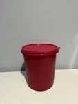 Tupperware Giant Canister 9.2L 2552A-1. Fixed Price $30.00.