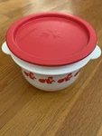 Vntg Tupperware White 5" Round Plastic Container Santa 2513A-1 + Lid 2423A-3. Fixed Price $6.99.
