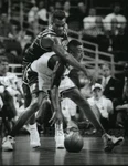 1994 Press Photo Knicks' Charles Oakley Covers Buck Vin Baker At Bradley Center. Fixed Price $24.99.